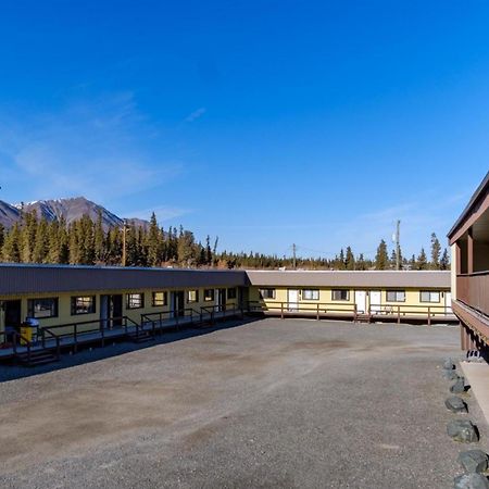 Talbot Arm Motel Destruction Bay Екстериор снимка