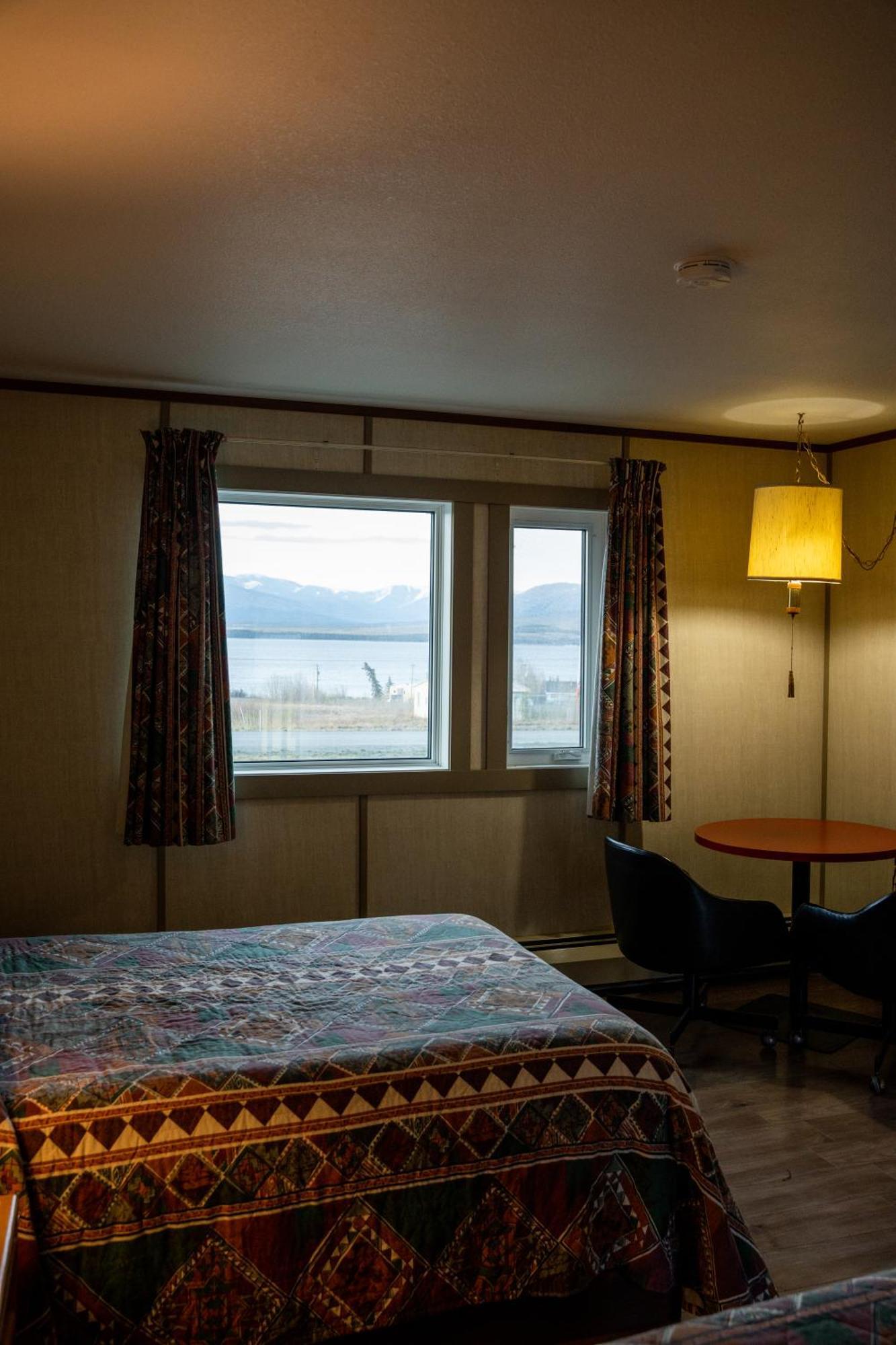 Talbot Arm Motel Destruction Bay Екстериор снимка