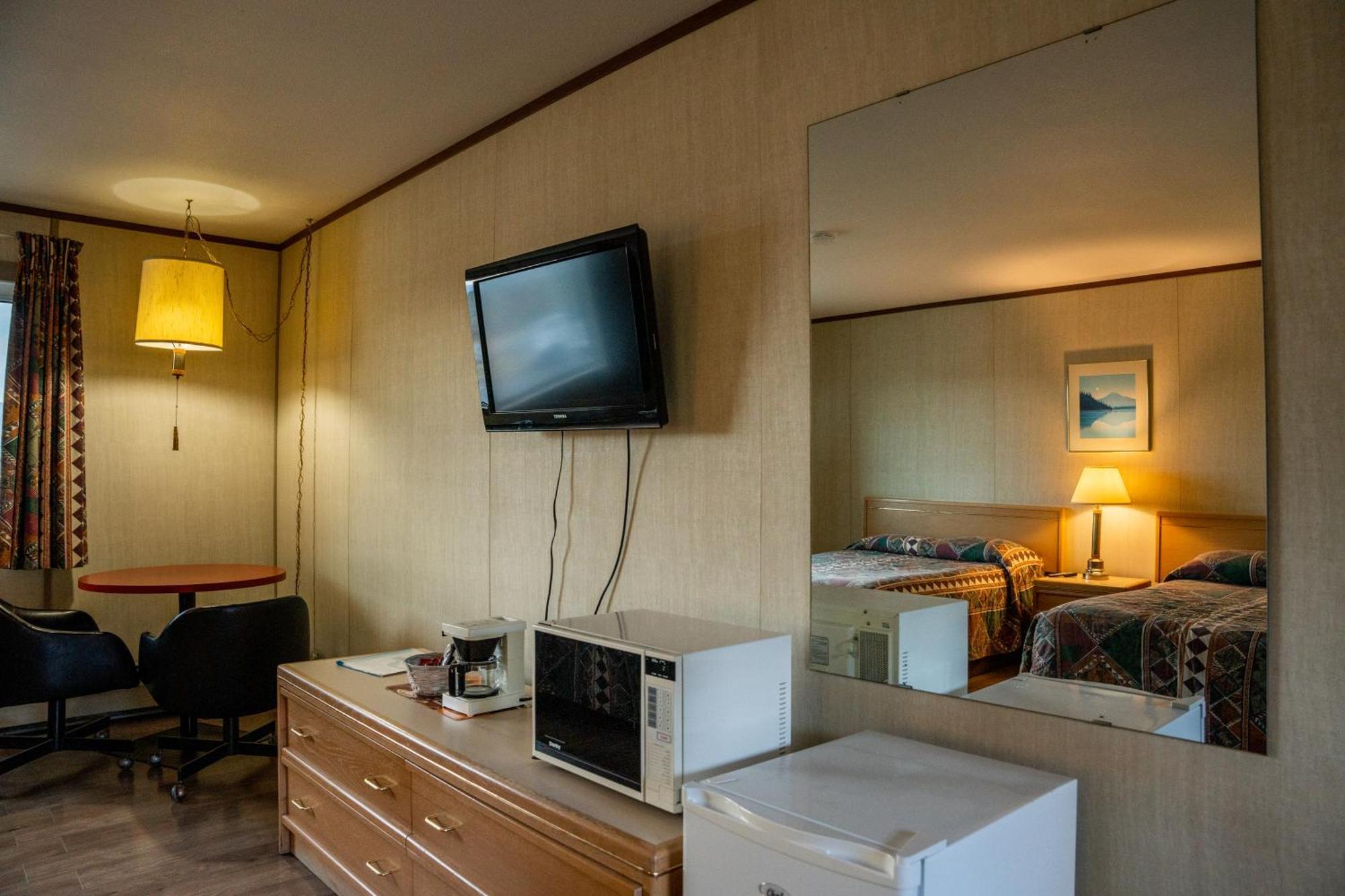 Talbot Arm Motel Destruction Bay Екстериор снимка