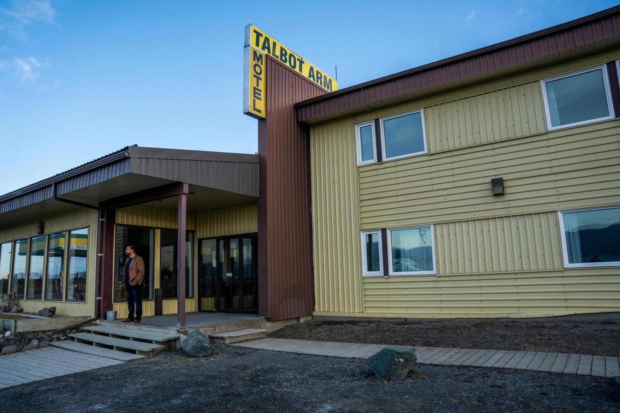 Talbot Arm Motel Destruction Bay Екстериор снимка