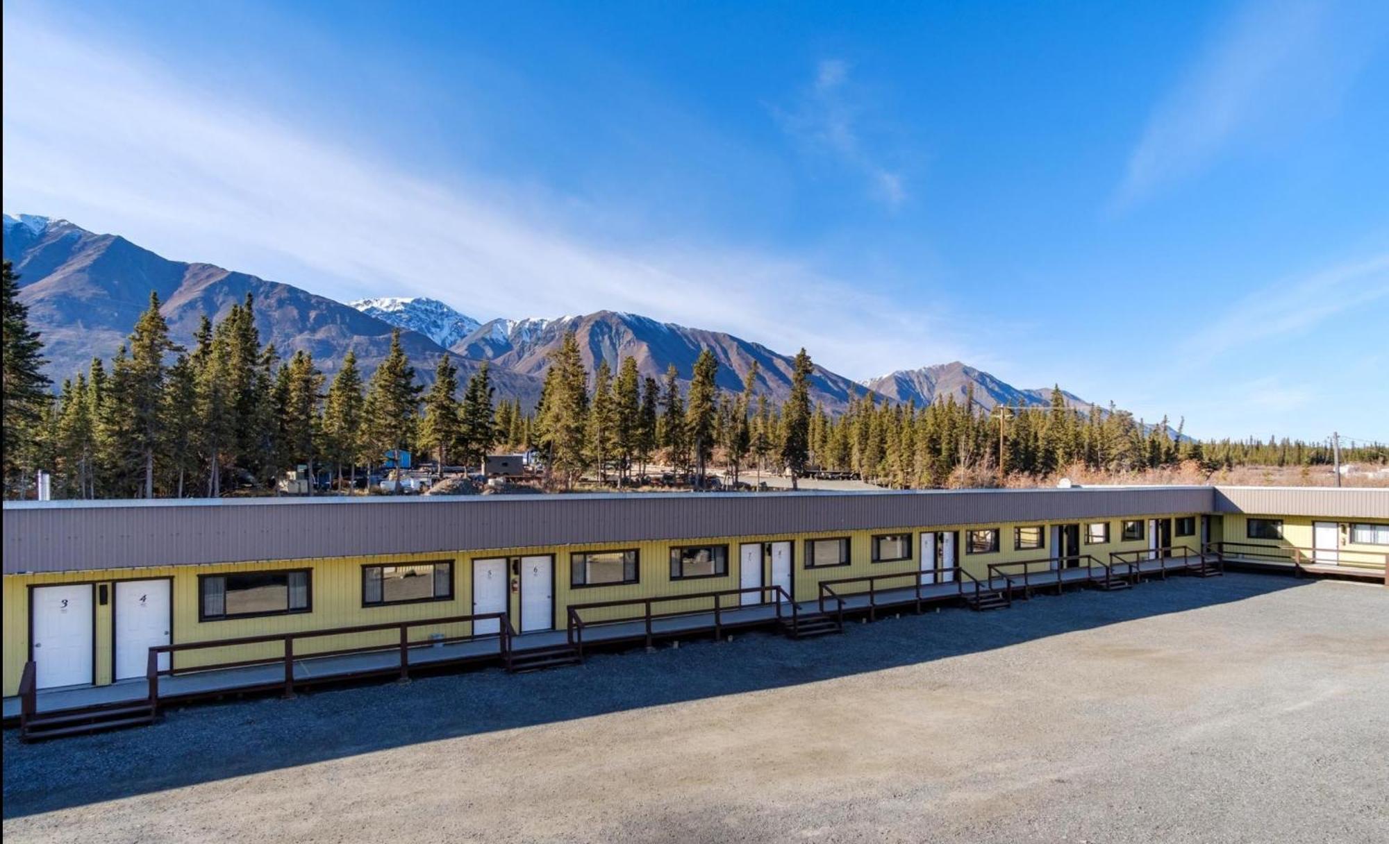 Talbot Arm Motel Destruction Bay Екстериор снимка