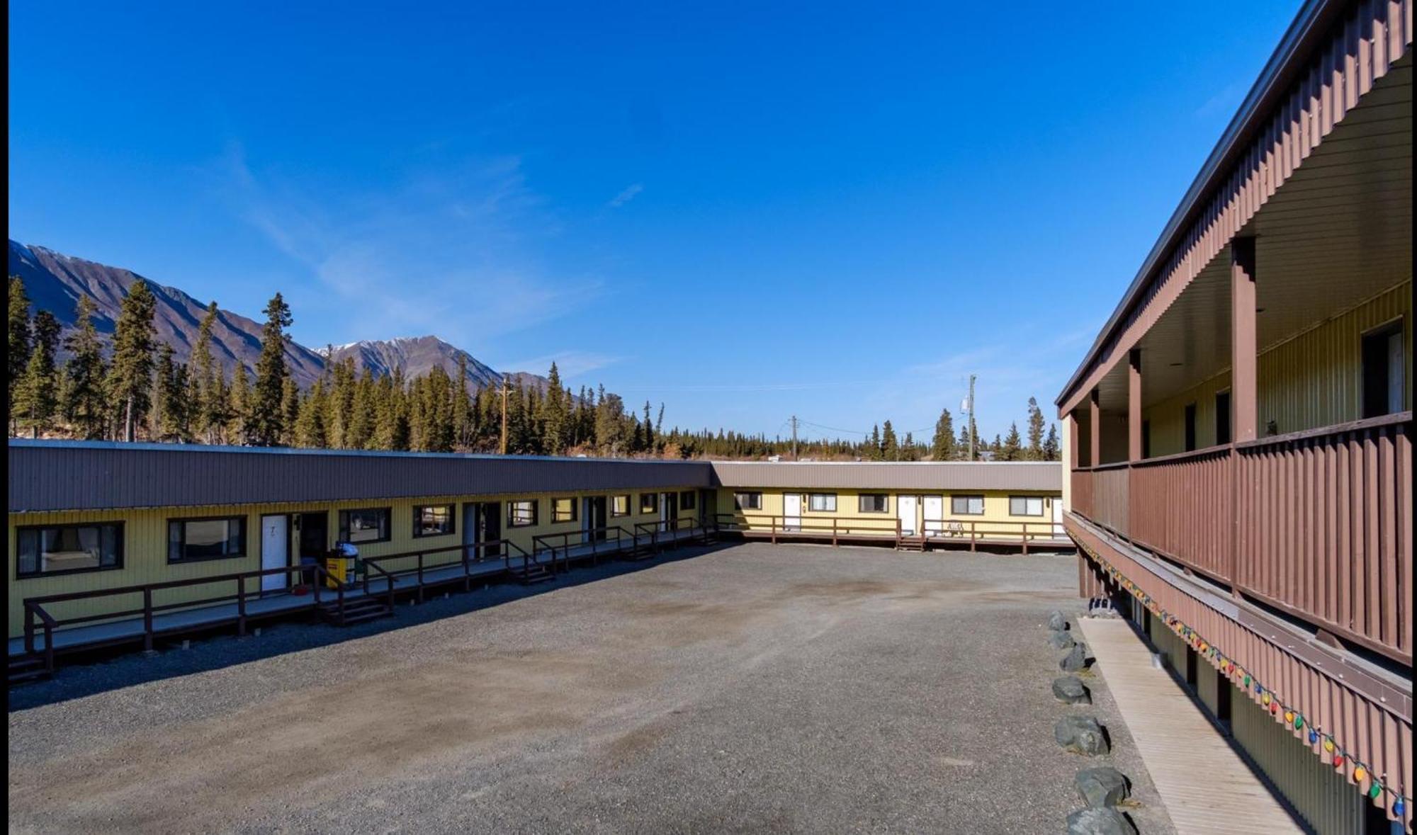 Talbot Arm Motel Destruction Bay Екстериор снимка